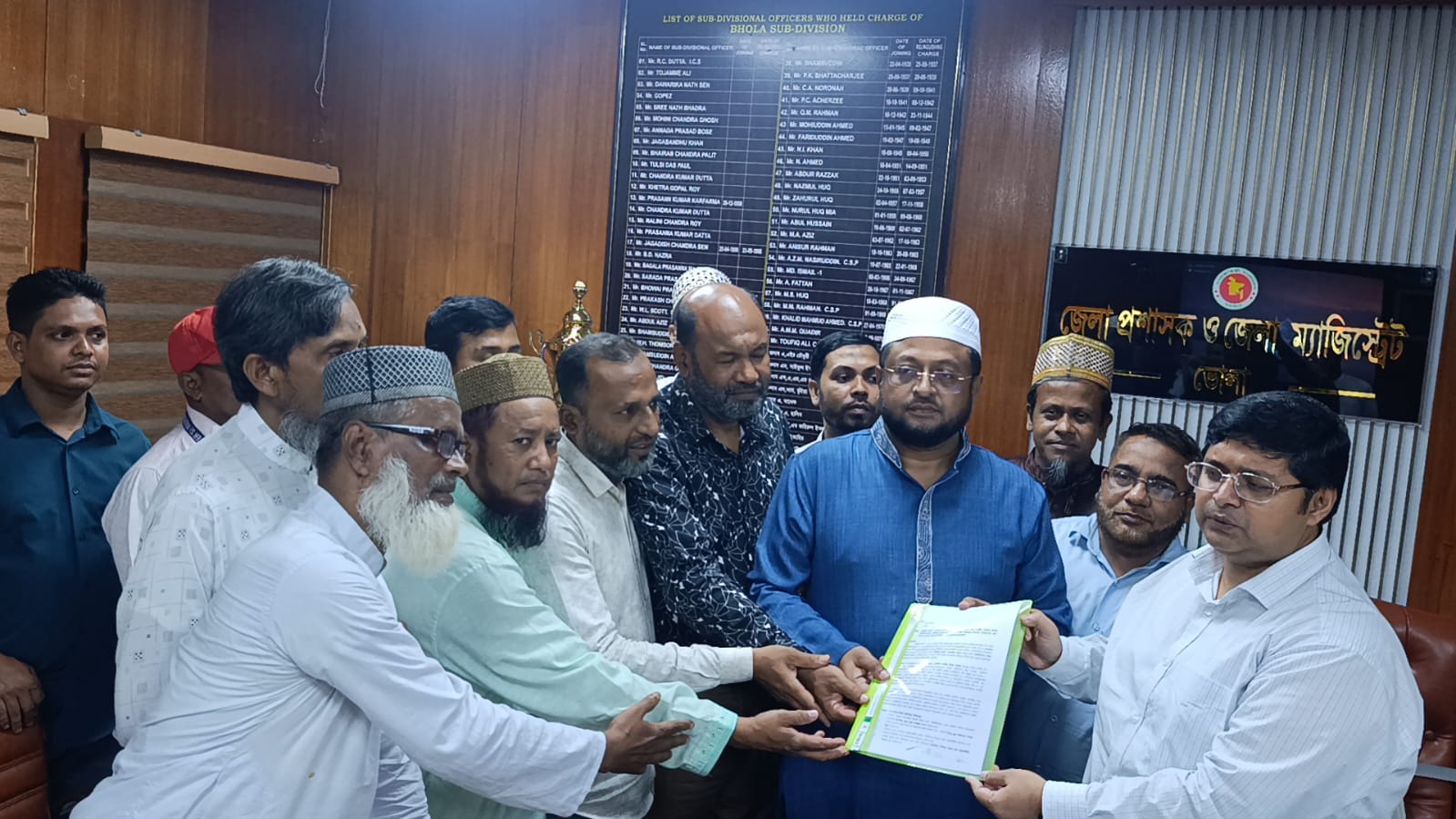 অধ্যক্ষের ওপর হামলার প্রতিবাদে ভোলায় শিক্ষক সমাজের সংবাদ সম্মেলন